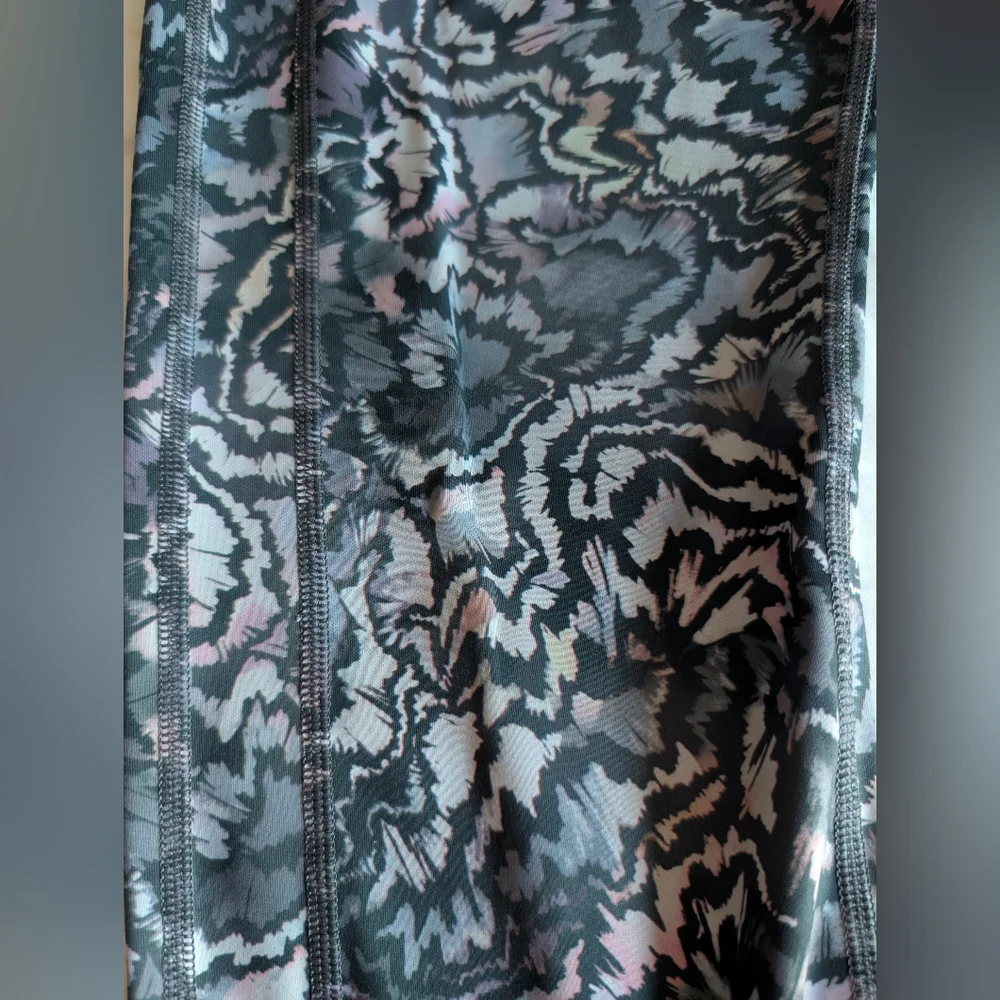 Athleta women's ultimate stash 7/8 tight, side pockets on both legs, XL - Picture 4 of 4